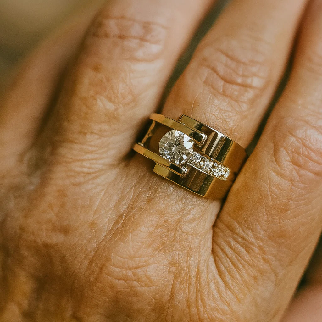 Неравномерен златен винтидж пръстен със цирконий