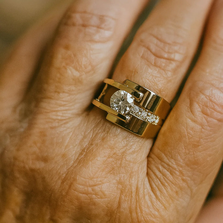 Неравномерен златен винтидж пръстен със цирконий