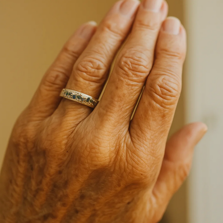 Цветен винтидж пръстен в златист цвят