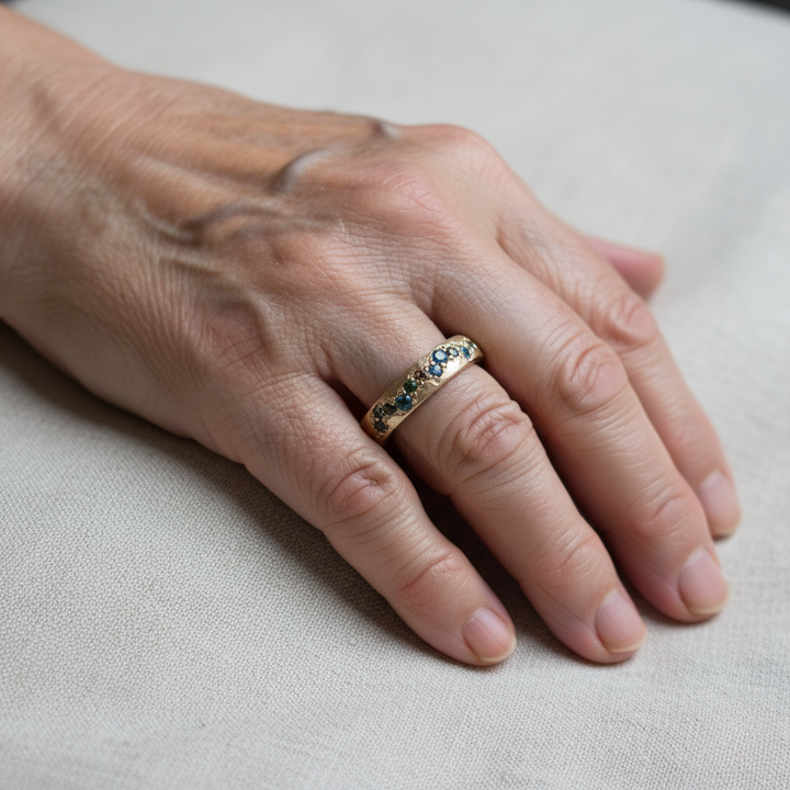 Цветен винтидж пръстен в златист цвят